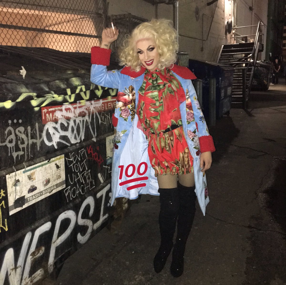 katya_zamo's tweet photo. Just as I thought...trash! 💋🎈 https://t.co/okNm3bZBIj