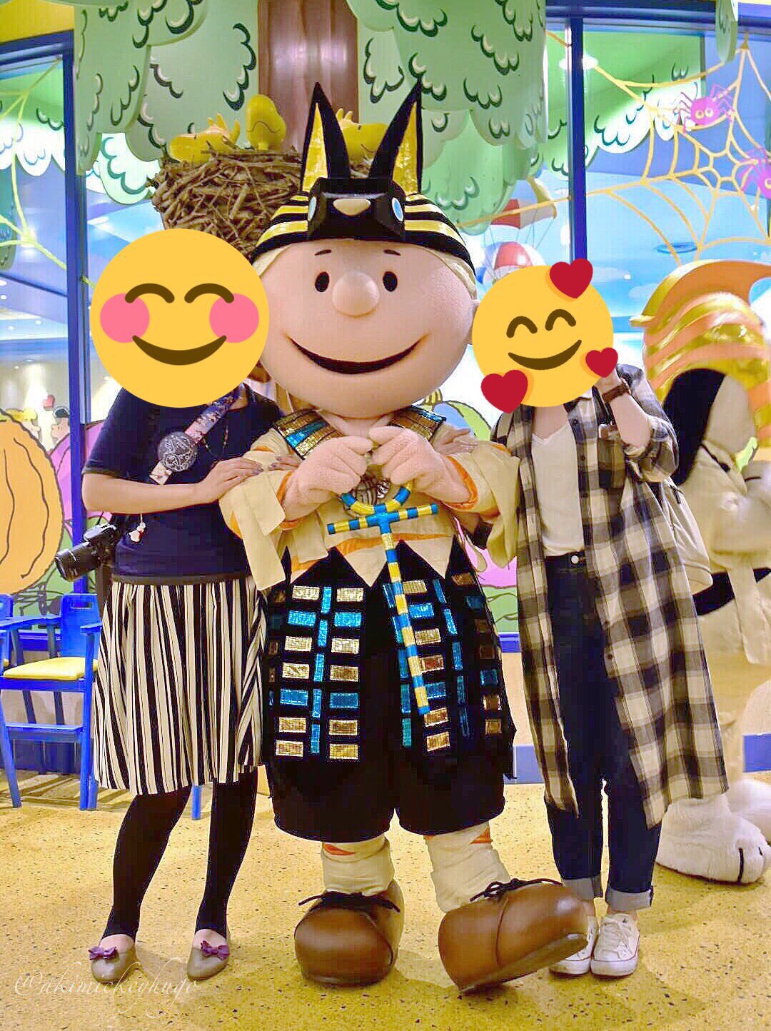 Aki ひろみちゃんに撮ってもらった写真 チャーリーブラウンに その格好かっこいいね って言ったら ホントに えっへん って鼻こすってかっこつけててとても可愛かったー お友達2人はこの後スヌーピーとチャーリーブラウンと4人で撮ってて