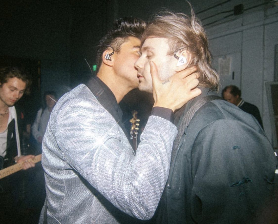 caressingcal's tweet image. JUST a reminder, this is how calum would hold your face when kissing you 🤩🤩