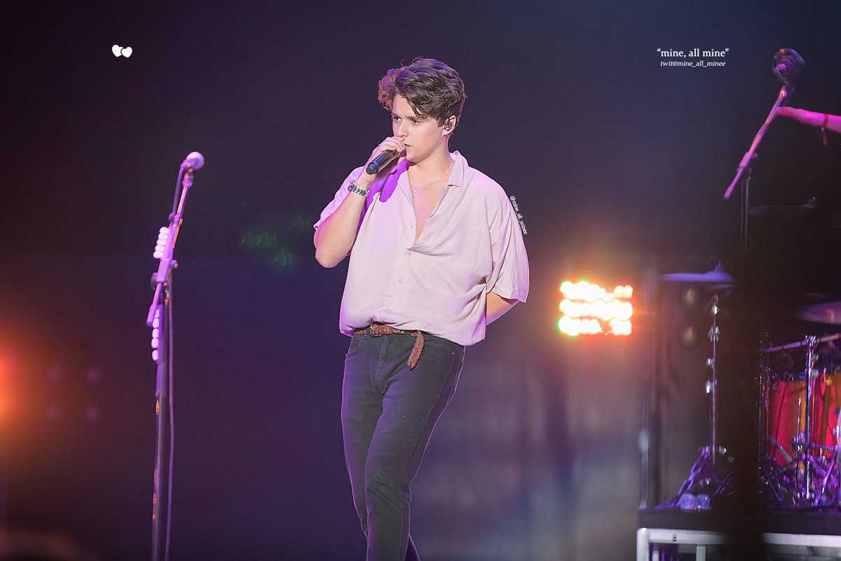 mine_all_minee's tweet photo. 181007 The Vamps / Slow Life Slow Live in Seoul
더 뱀프스 브래들리 심슨

앞머리 갭차이 무엇..!

#TheVamps #BradleySimpson https://t.co/QDJlrWLEEZ