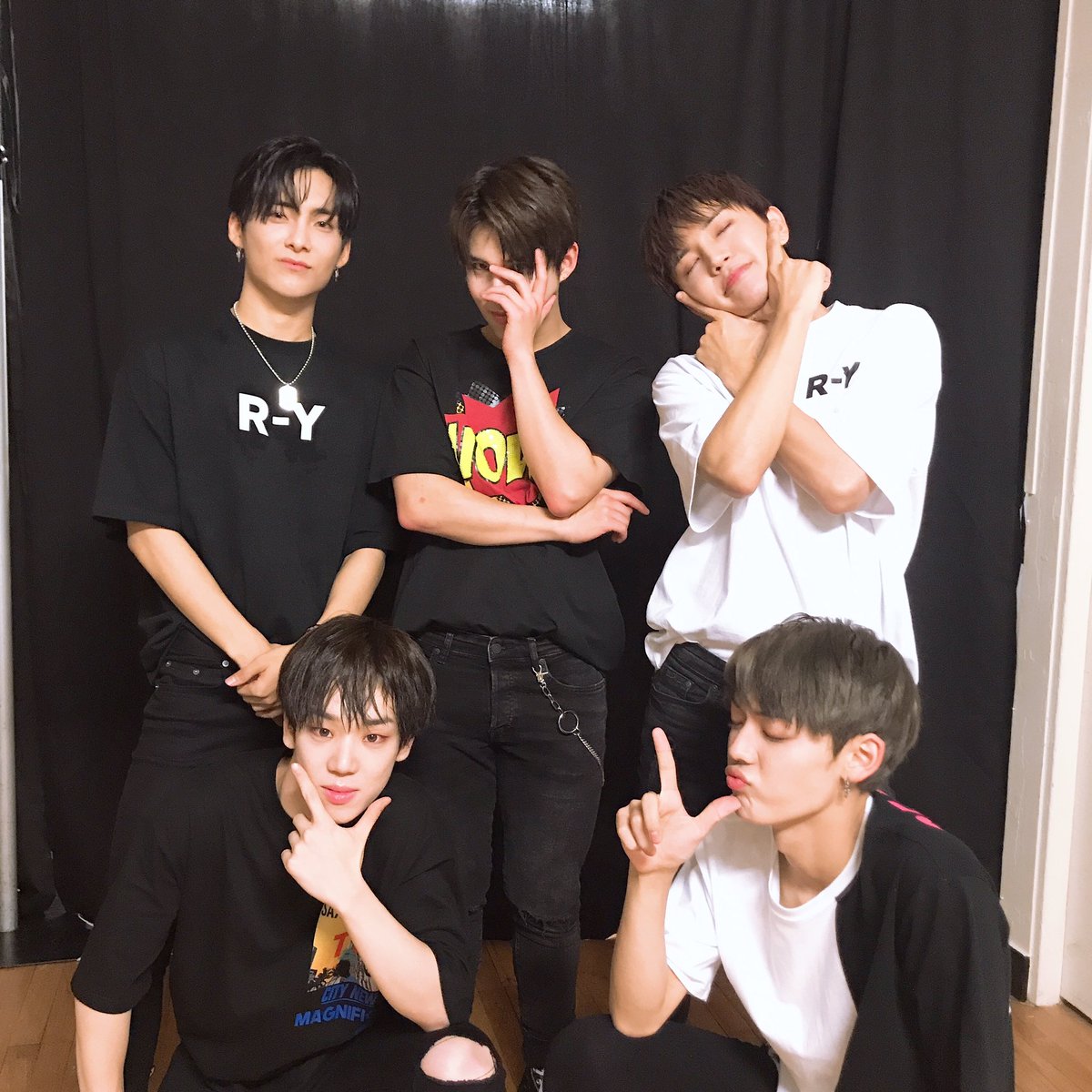 official_ACE7's tweet photo. [#에이스]
To Be An A.C.E!!
여러분들은 A.C.E에요
저희가 곧 여러분, 여러분이 곧 저희죠♥
정말 고마웠어요 또 봐요😉
#ToBeAnACE #ACE #에이스 https://t.co/adTapBasoB