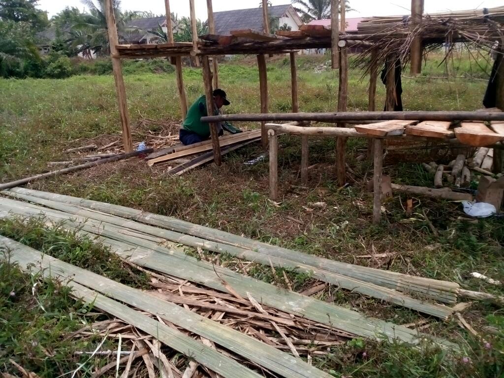 MkamranO9's tweet photo. Udah slesai ngangkut atap dri daun RUMBIA /sagu,,mau mulai me masang di Sini lah Nanti nya TEMPAT tinggal qu yg BARU https://t.co/wS97uXlyGy