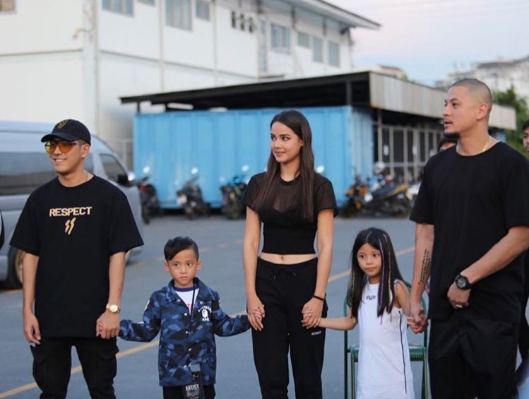 Tonaornaisaifon's tweet photo. ชาวHip Hop🤙🏻🤙🏻 
Cr.พี่นานา
#Thaitanium 
#ThaitaniumUnbreakable 
#thaitaniumunbreakableconcert 
#yaya #urassaya #ญาญ่า https://t.co/plA9axADcU