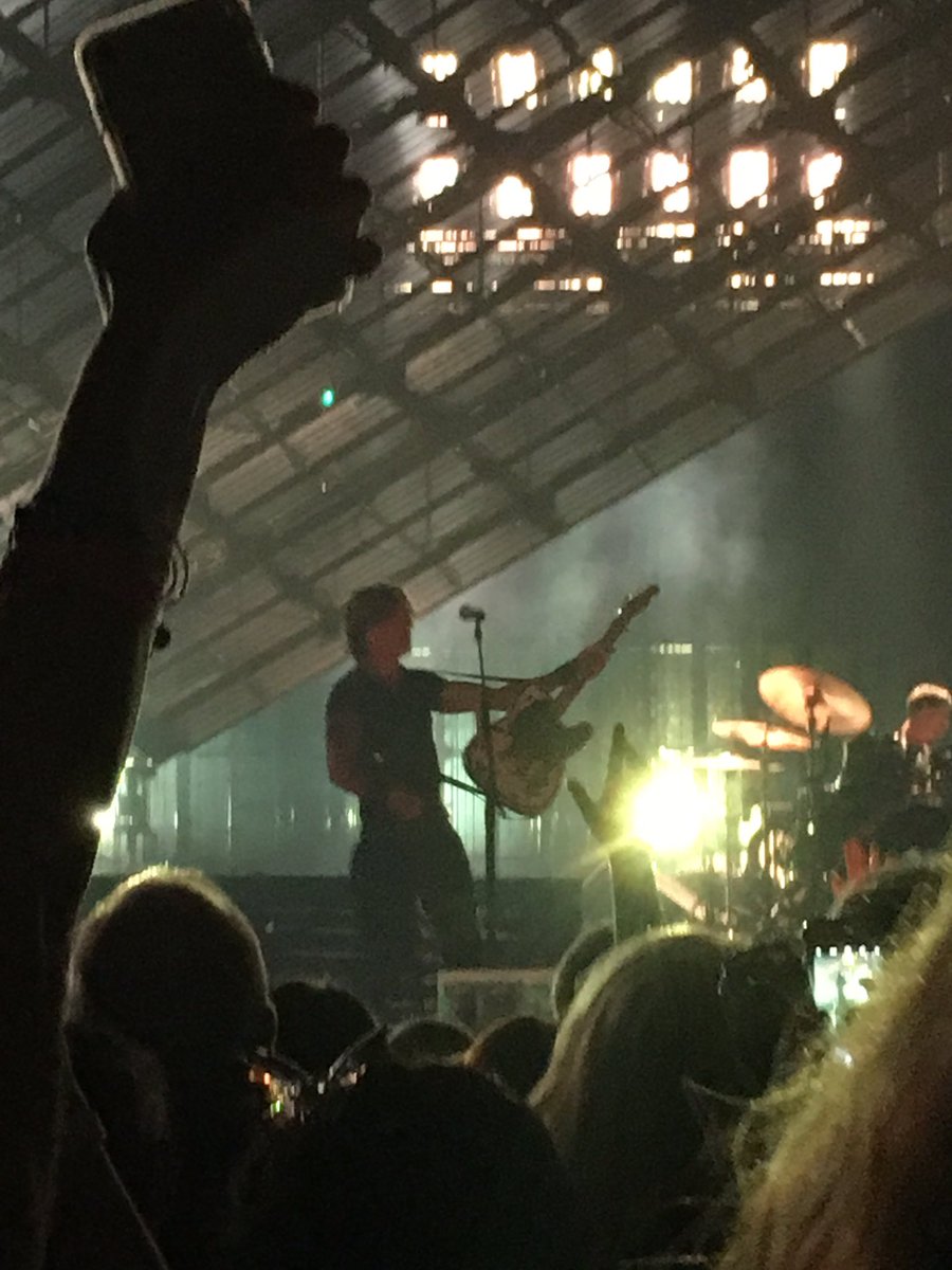 Becky_Eckblad's tweet photo. Iโm convinced @KeithUrban is my favorite person to see live. Such a great show tonight in Mpls.
Keith truly appreciates his fans.
Seen him a lot in different cities.
#CloseUpTonight #OnTheFloor #HugeFan #KeithRocks https://t.co/9WRYAZefzG