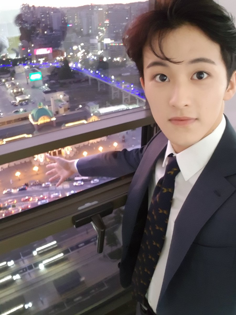 NCTsmtown_127's tweet image. How's your day doing guys? Haha Hope you're enjoying our album! I'm about to listen to it myself too so if any of you guys aren't, you should ! Hope our music can at least be the littlest help to you even from afar haha take care everybody
Stay positive! -mark

#NCT127_Regular