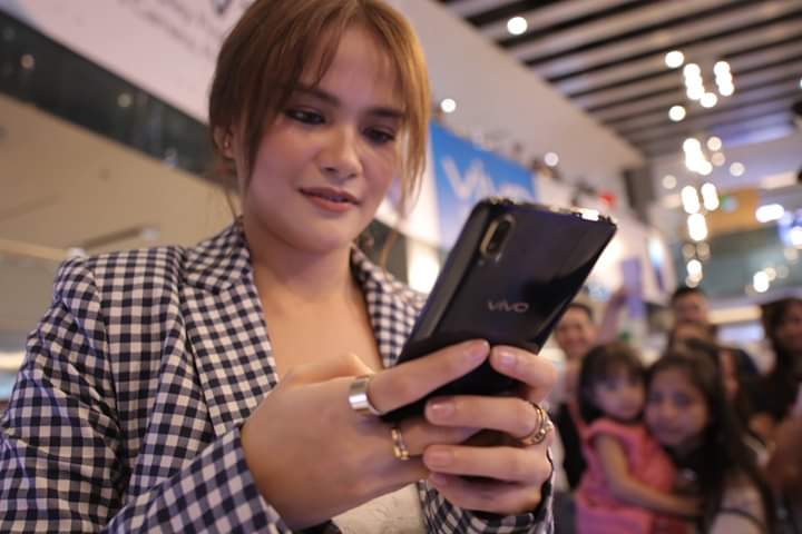 smsupermalls's tweet photo. #SpottedAtSM: @ElisseJoson at the opening of @Vivo_Phil's newest concept store at @smnorthedsa! Always #CheckCyberzone for the latest gadgets and mobile devices.

[📸: @smcyberzone] 
#EverythingsHereAtSM 👉 https://t.co/cfS5uHSTfo https://t.co/OhCLzyQAhx