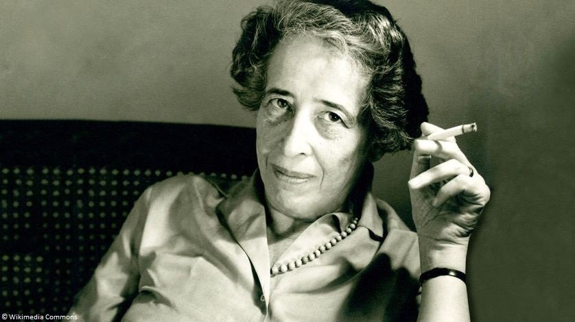 Née le 14 octobre 1906 à Hanovre, la philosophe juive allemande Hannah Arendt dut fuir son pays natal devant la montée du nazisme. L’expérience du totalitarisme irrigue ses livres les plus célèbres, rapidement devenus des classiques de la pensée politique du XXe siècle. #CeJourLà