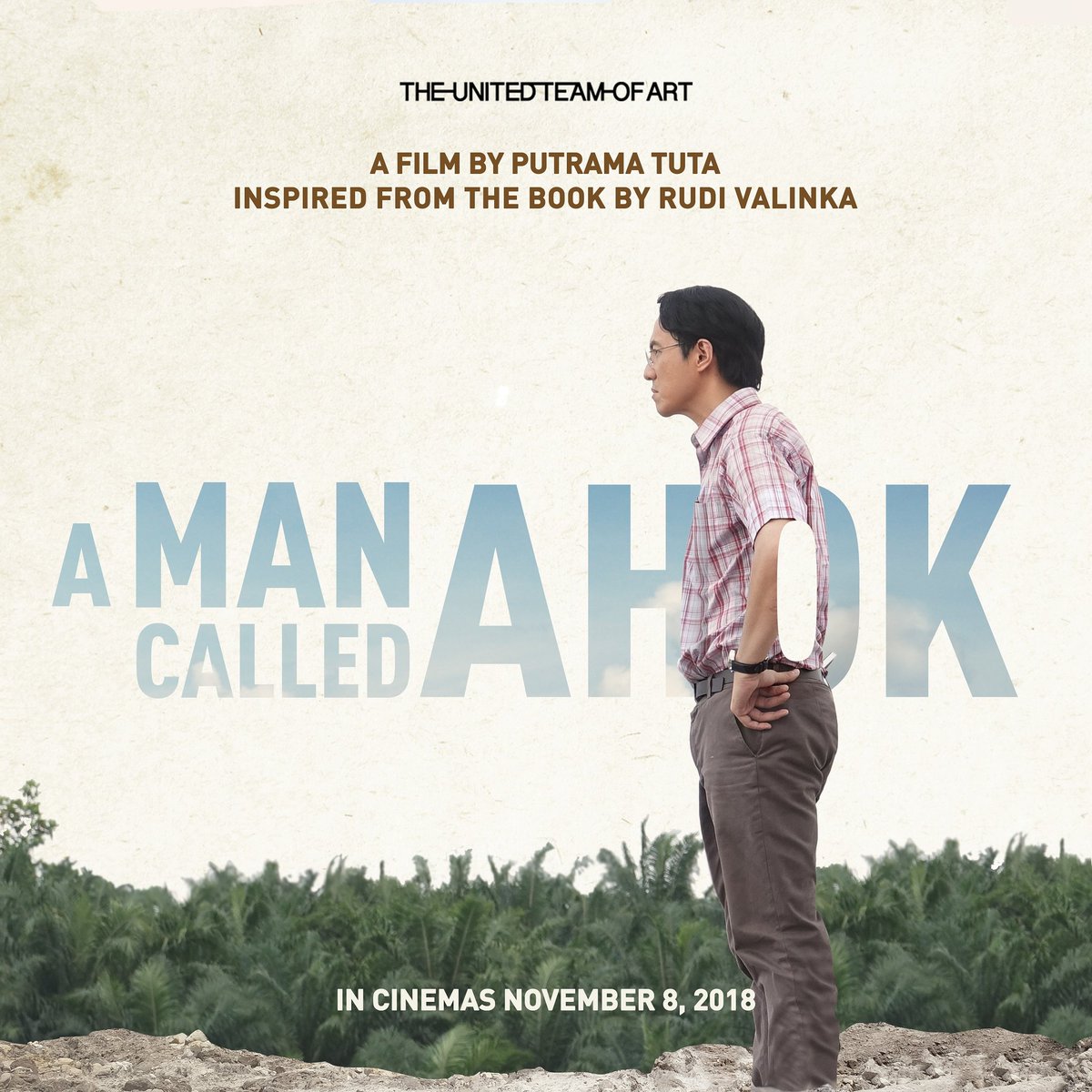 Азиат мужчина звонит по телефону. Бизнесмен с ноутбуком. Happy man in glasses. A man called love: a novel fredrik backman. Man called перевод.