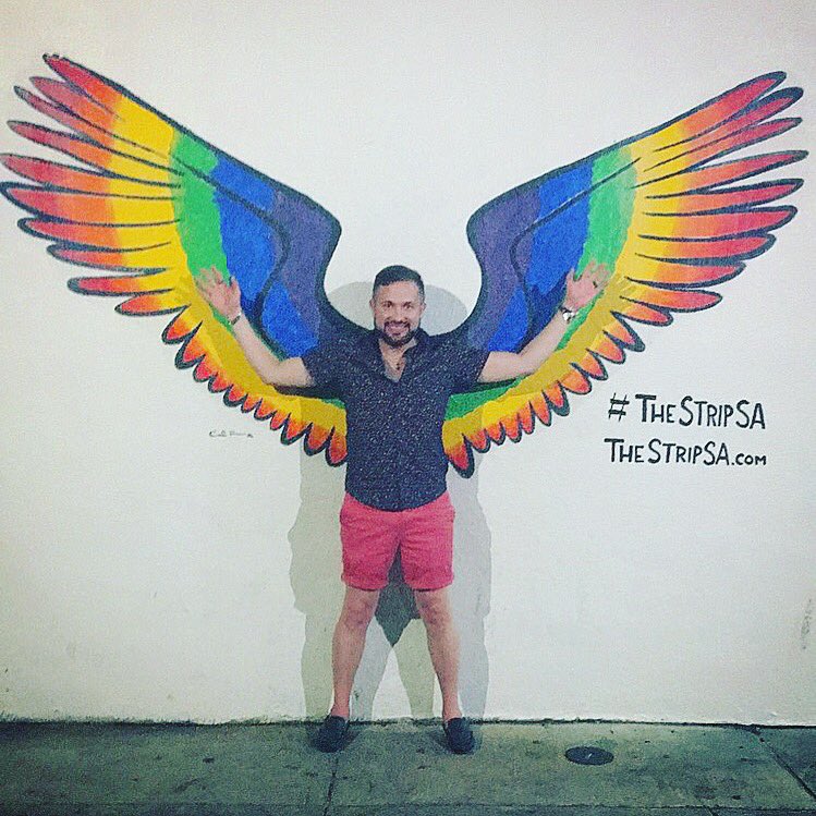 luisdvalentin's tweet photo. If I only have wings... #WingsUp #colorfulLGBTQ #SaturdayNightMood #TheStripSA #FlyEaglesFly #SanAntonio #Riverwalk https://t.co/HoK2Wk502x