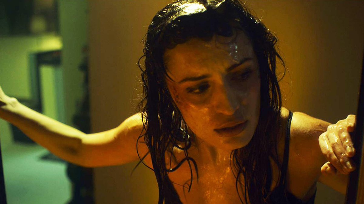 AngusKohm's tweet photo. Random Saturday Late Movie: Bite (2015) by #ChadArchibald
 w/ #ElmaBegovic #AnnetteWozniak #DeniseYuen #TiannaNori 
#CarolinePalmer "This may sting a little." #Horror #Canada https://t.co/Kb04rfYw0e