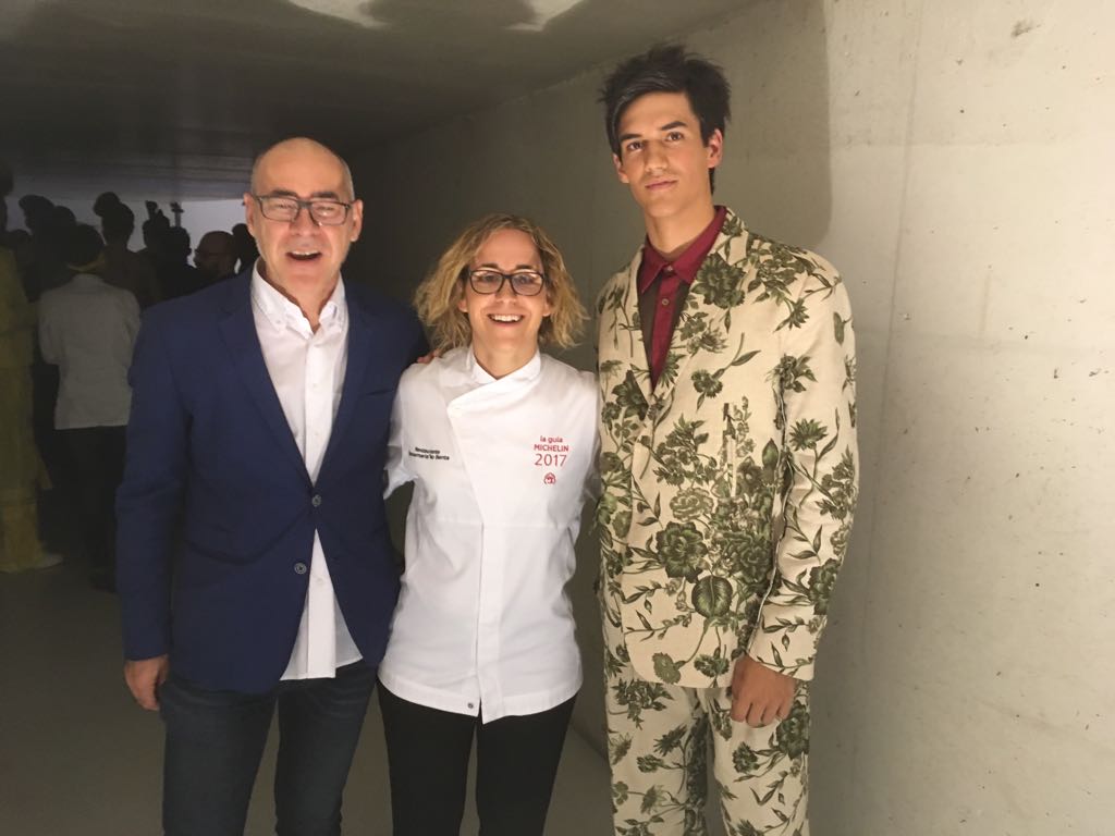 donamariako's tweet photo. Back stage de Navarra fashion week.En el centro #trendingchef2018  Haizea Luzuriaga  de @donamariako .Gran acontecimiento y un placer para nosotras participar. https://t.co/WjT01gZLTN