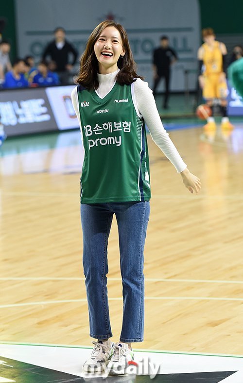 [PRESS] 181014 YoonA - Free Throw
DB Opening game ceremony