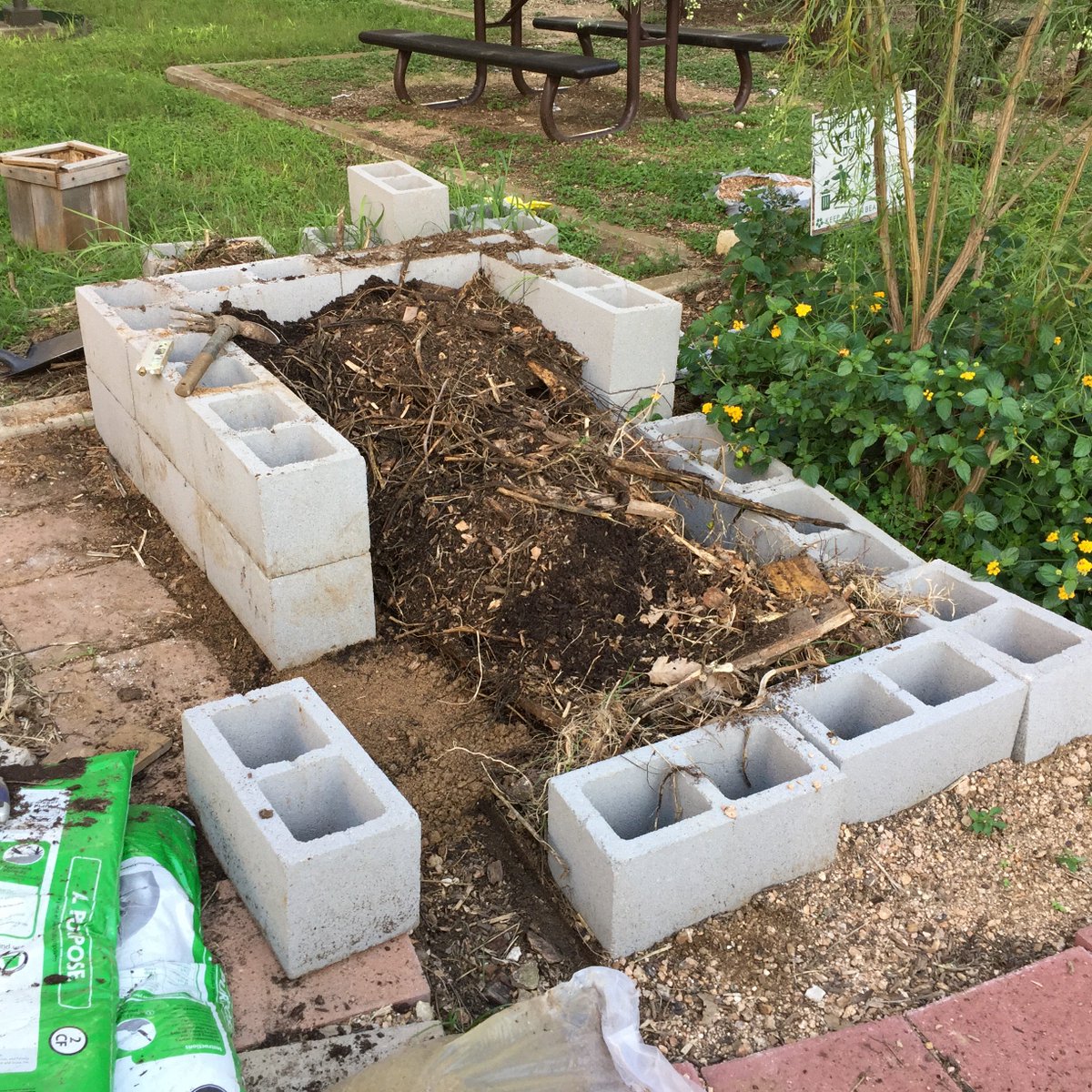 ACCmockingbird's tweet image. Building final raised bed.  This one is made from cinder blocks.  We are looking for a sponsor so that we can add Mexican Tile to it.   Read more about this project here mockingbirdgardenclub.wordpress.com/2018/10/09/cin…