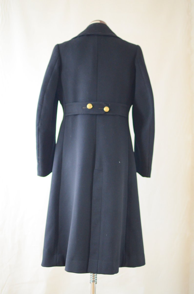 衣服標本家 長谷川 En Twitter 何故かバズった アメリカ海軍のオーバーコートも持参します 2段返りの衿はもちろんのこと スロテッドポケットやソードスリットの仕様にも注目です なにより 地の目が垂直に落ちない美しさを体現しているコートでもあります