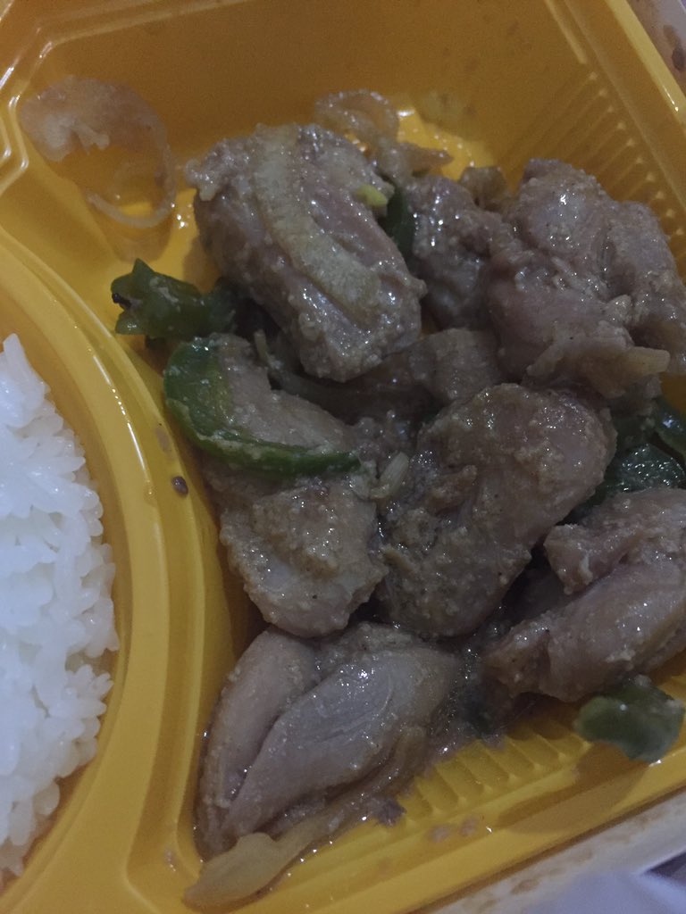 emm_aja's tweet photo. Kalo salah menu gini dan CS nya bilang ga bisa bantu gimana mau nerusin complaint ya? Jelas2 yg salah yg masukkin ke plastiknya! Lain kali tolong hati2 dong, kalo gini ga ada yg bisa ganti kerugian saya kan? @HokBen https://t.co/jZO6iWtBCq