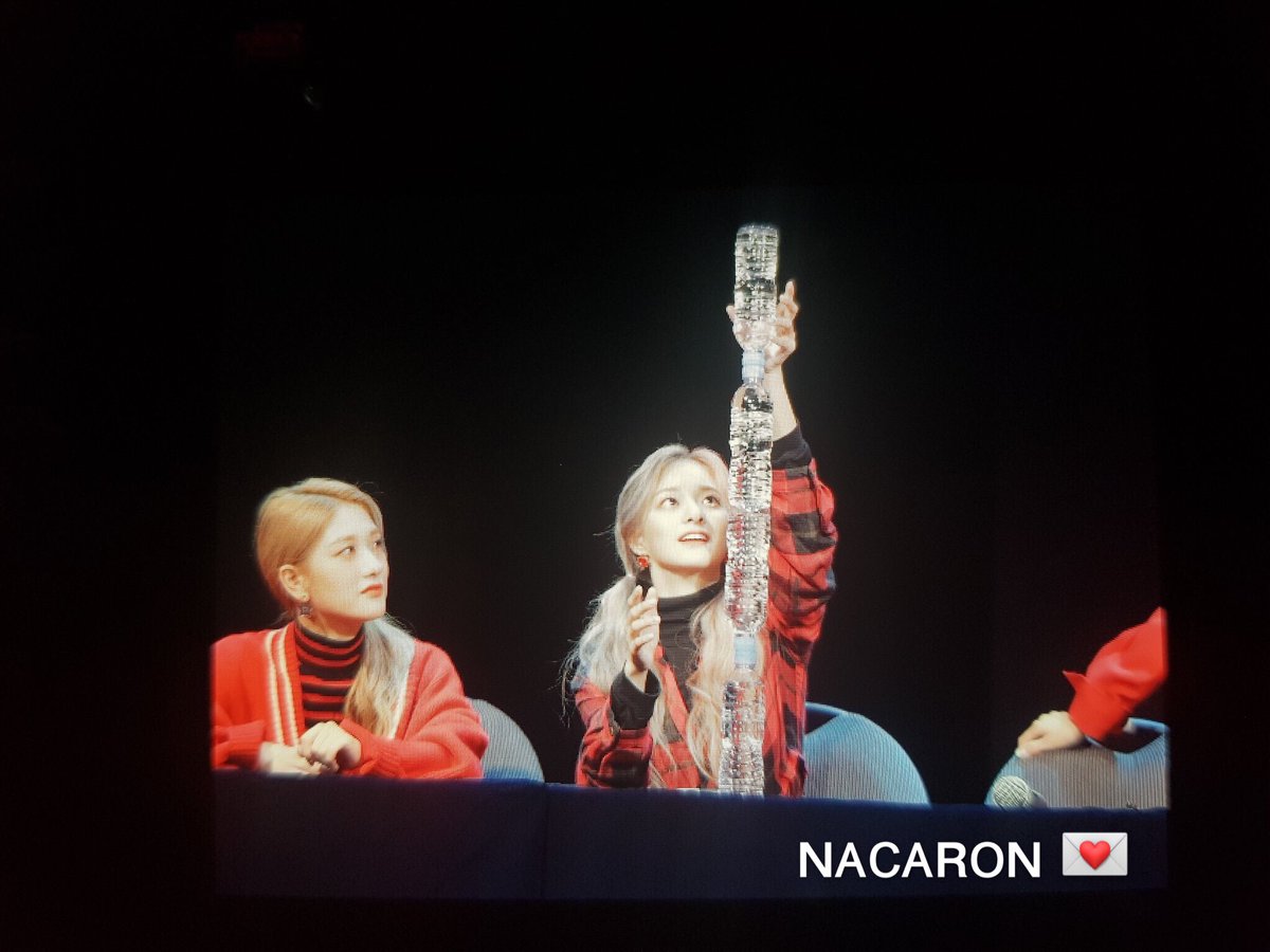 nacaronng's tweet photo. 181014 🤣🤣 @realfromis_9 #FROMIS_9 #LEENAGYUNG #NAGYUNG #이나경 #나경 
Please do not crop logo🚫 https://t.co/WNd8vqTTgM