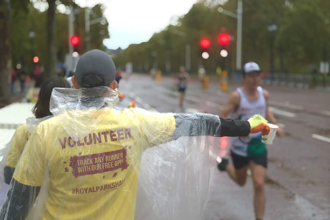 ealingeagles's tweet photo. Soggy Eagles volunteers at the @RoyalParksHalf this morning #BitMoist #WhoGaveAntonioTheMegaphone? https://t.co/qYZ53cqBTb