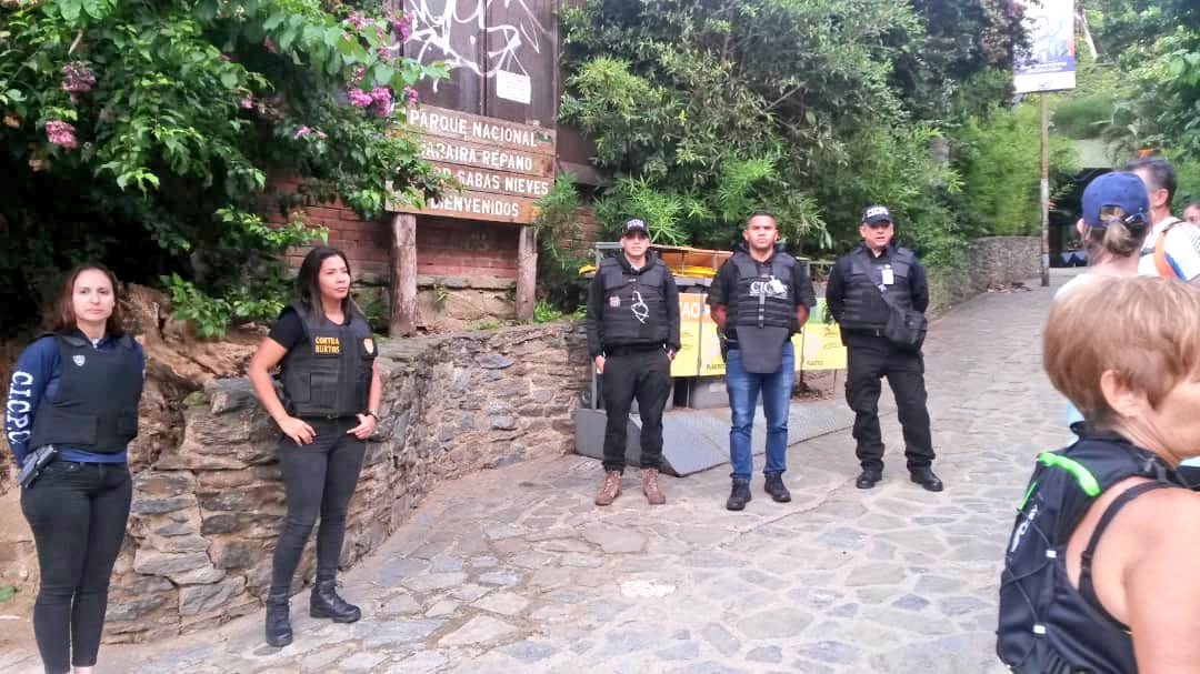 dcdocicpc's tweet photo. Funcionarios de la División Contra la Delincuencia Organizada se encuentran presentes en el sector Sabas Nieves del parque Guaraira Repano para la prevención del delito y protección a los usuarios y visitantes https://t.co/1kcNZp7n24