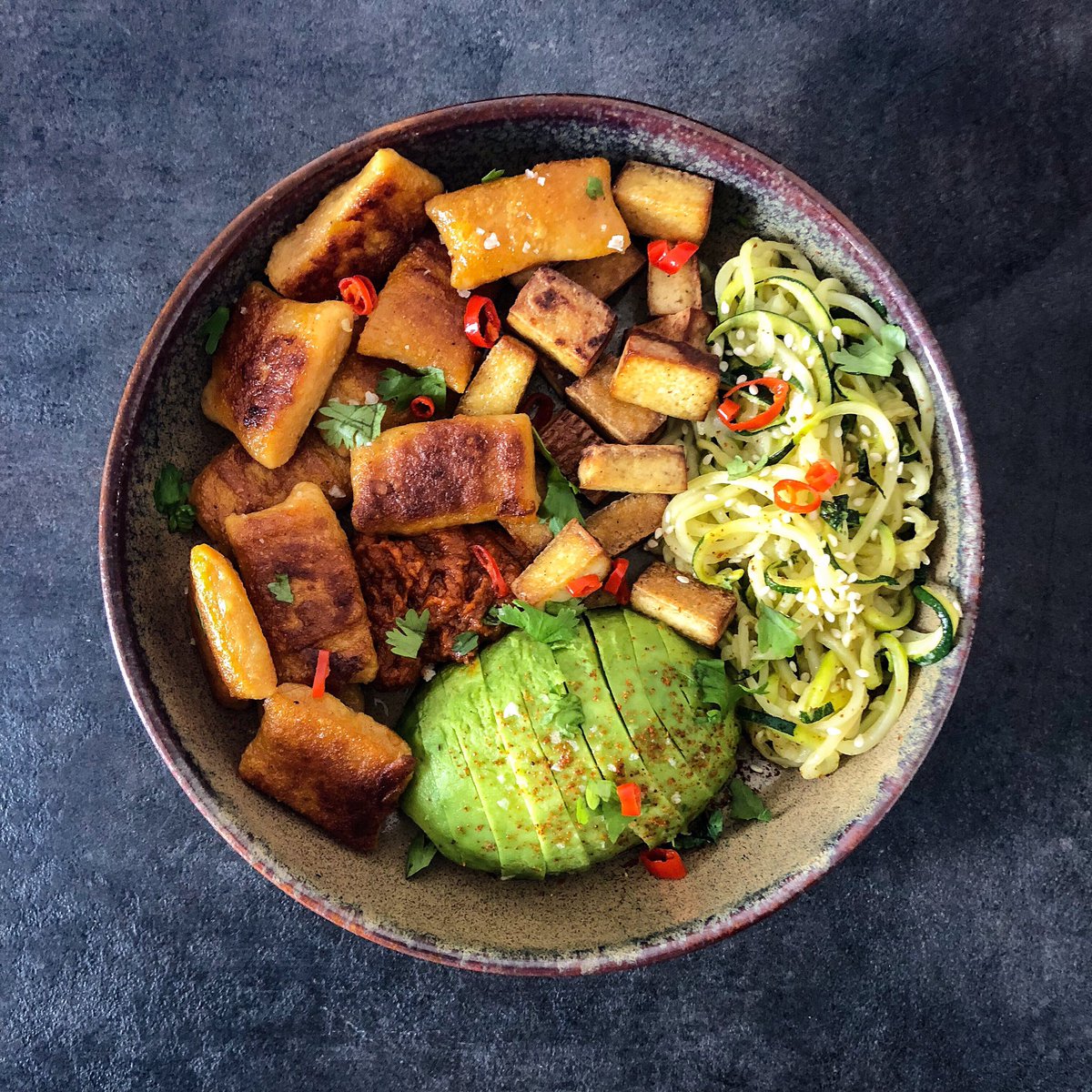 « La cuisine vegan ça n’a pas de goût, c’est triste et insipide. » Parce qu’une réponse en image vaut mieux qu’un long discours 👊🏼 Avocat épices chili, tofu fumé, spaghetti de courgettes au sésame, caviar de tomates séchées, gnocchi de patate douce poêlés 😋