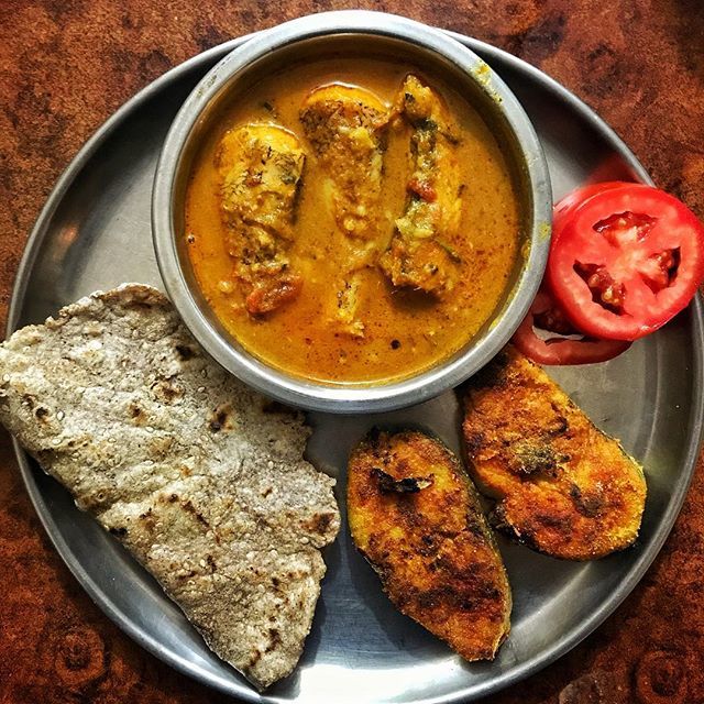 BiteJunket's tweet image. A slight change of menu this Sunday. Instead of the usual chicken curry, there was Bombil curry, bhakri and fried surmai. 
Delectable food made by mom! Mazaa aa Gaya! .
.
.
.
.

#bombil #bombayduck #surmai #kingfish #goancuisine #food #foodie #foodgasm #… ift.tt/2Em7XNA