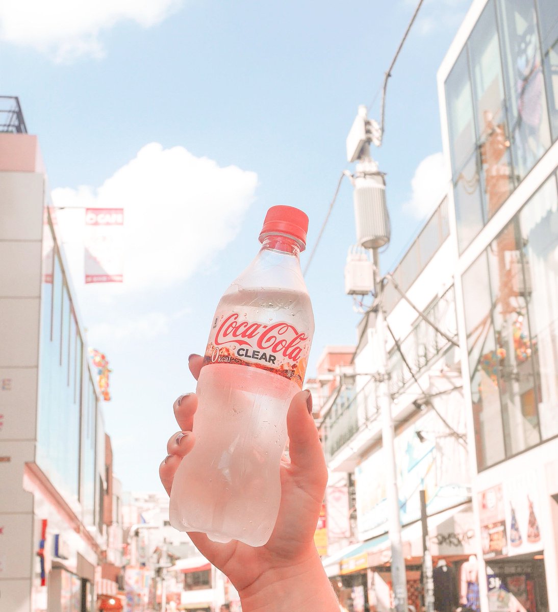 loiciaitrema's tweet photo. CHEERS // Une des choses loufoques que l'ont a testé au Japon : le @CocaCola "clear" ! 🎏 Même bulles, même goût mais transparent ! 😄 C'est très déroutant ! 👀 #cocacolaclear #japan https://t.co/CDEI57rdWz
