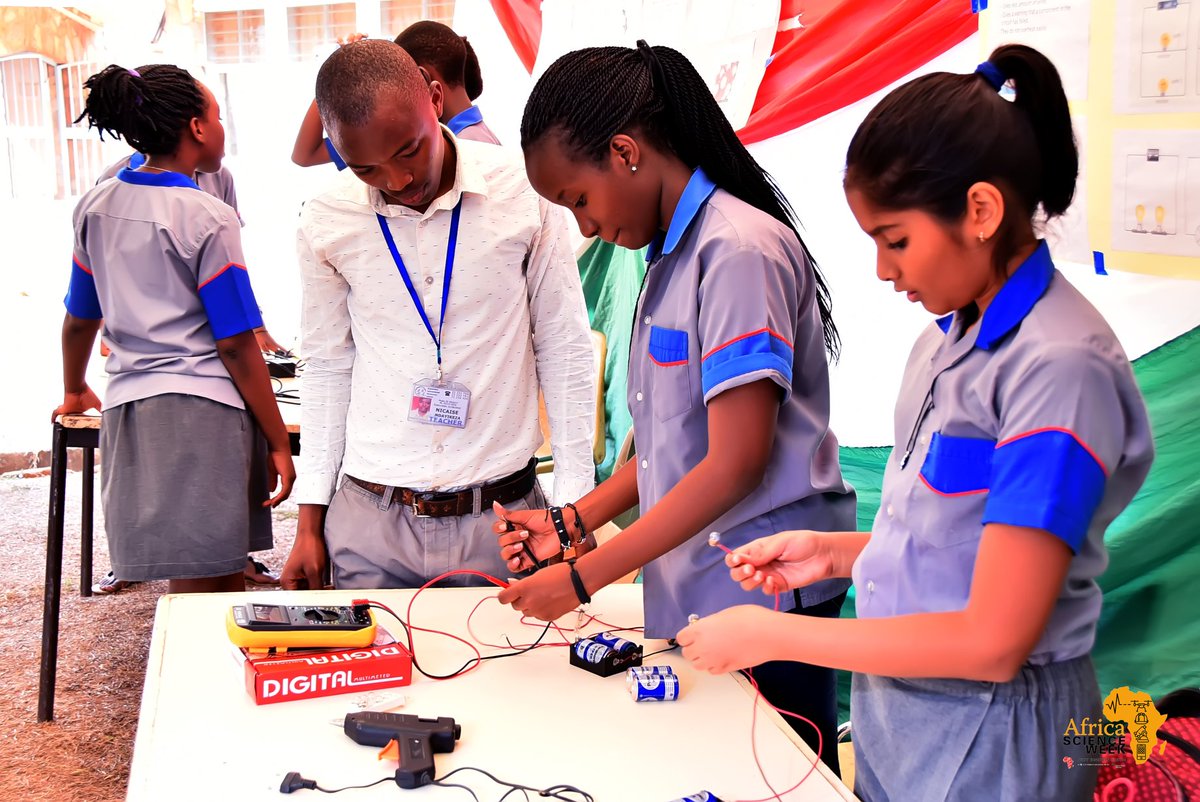SASMauritanie's tweet photo. Revivez avec nous la SAS déjà célébrée dans quelques pays : #Burundi, le 01/10/2018 - des innovations brillantes, ainsi que d'autres activités tournant au tour de la Technologie&Innovation!
#NEF,#Burundi,#ASW2018,#SASMauritanie,#BCI, #RJSM,#DiasporaRIM, #HadinaRimTic,. https://t.co/6CNdK9EbPB