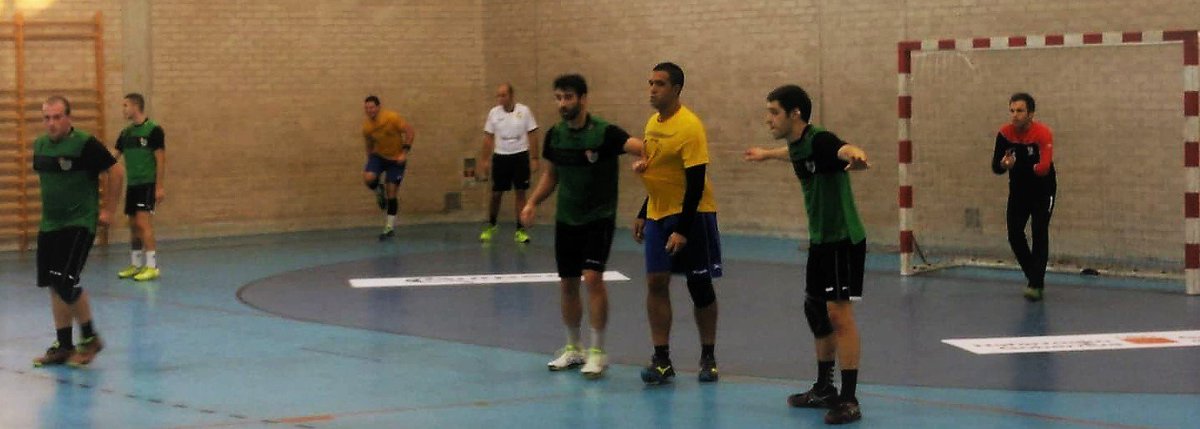 beti_onak's tweet photo. Derrotas en Balonmano. Los de Primera Nacional nada pudieron hacer ante un mejor Trapagaran Eskubaloia (29-33) a pesar de los 10 goles de Iturralde y en DHP el Schär Zaragoza Balonmano tras una primera parte donde el Beti estuvo por delante nos superó en la segunda (32-27). https://t.co/Bxak6WqZ44