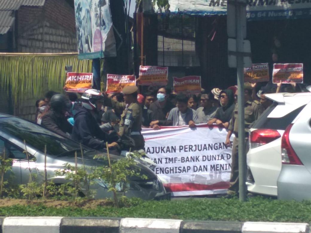 RoedyHaBiDa's tweet photo. Ini kegiatan hr ini (14/10/2018) GRM IMF WB dlm penutupan Annual meeting IMF WBG.
Aksi massa di Nusa Dua Bali. 
Massa militan lantang teriakan #JunkIMFWB https://t.co/zFShKMhwoM