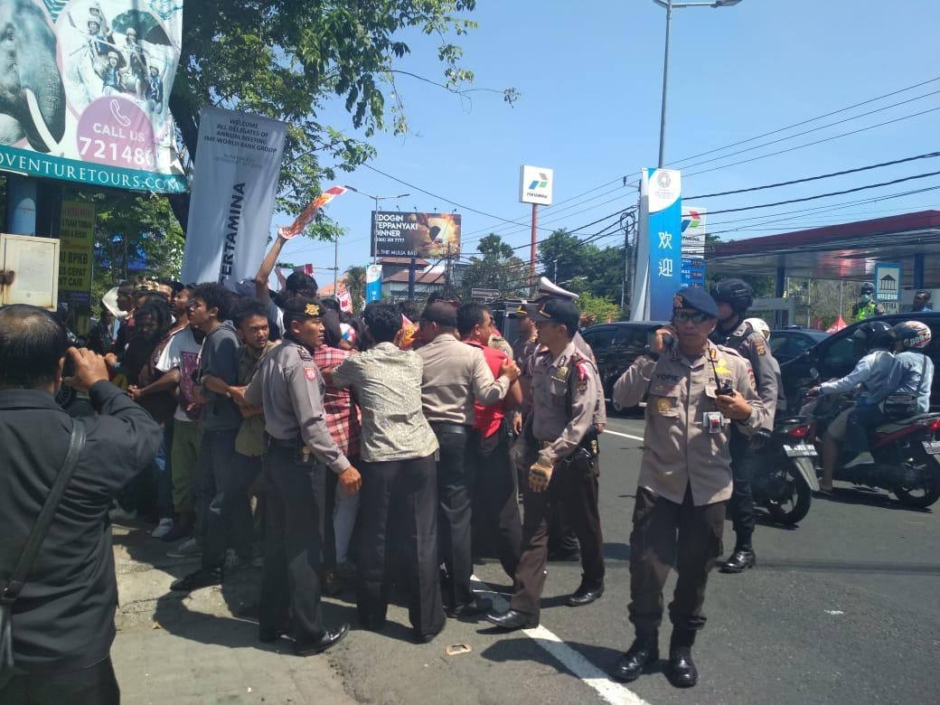 RoedyHaBiDa's tweet photo. Ini kegiatan hr ini (14/10/2018) GRM IMF WB dlm penutupan Annual meeting IMF WBG.
Aksi massa di Nusa Dua Bali. 
Massa militan lantang teriakan #JunkIMFWB https://t.co/zFShKMhwoM