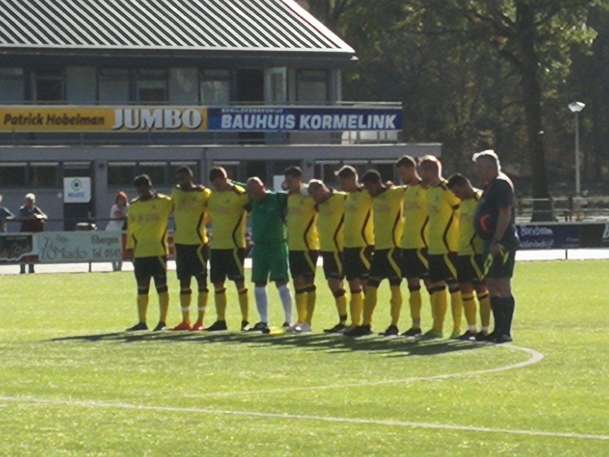 We gaan beginnen. Uit respect voor de overleden Herman ter Horst een minuut stilte vooraf het duel tegen <a href="/fceibergen/">FC Eibergen</a>