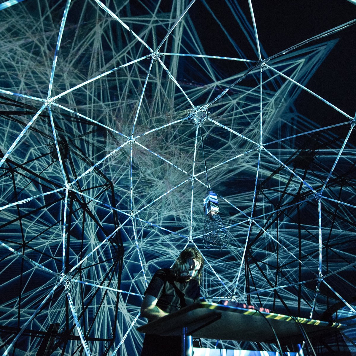 Entropia: an immersive piece at the intersection of equilibrium and chaos.
📷: Marianne Zammaria