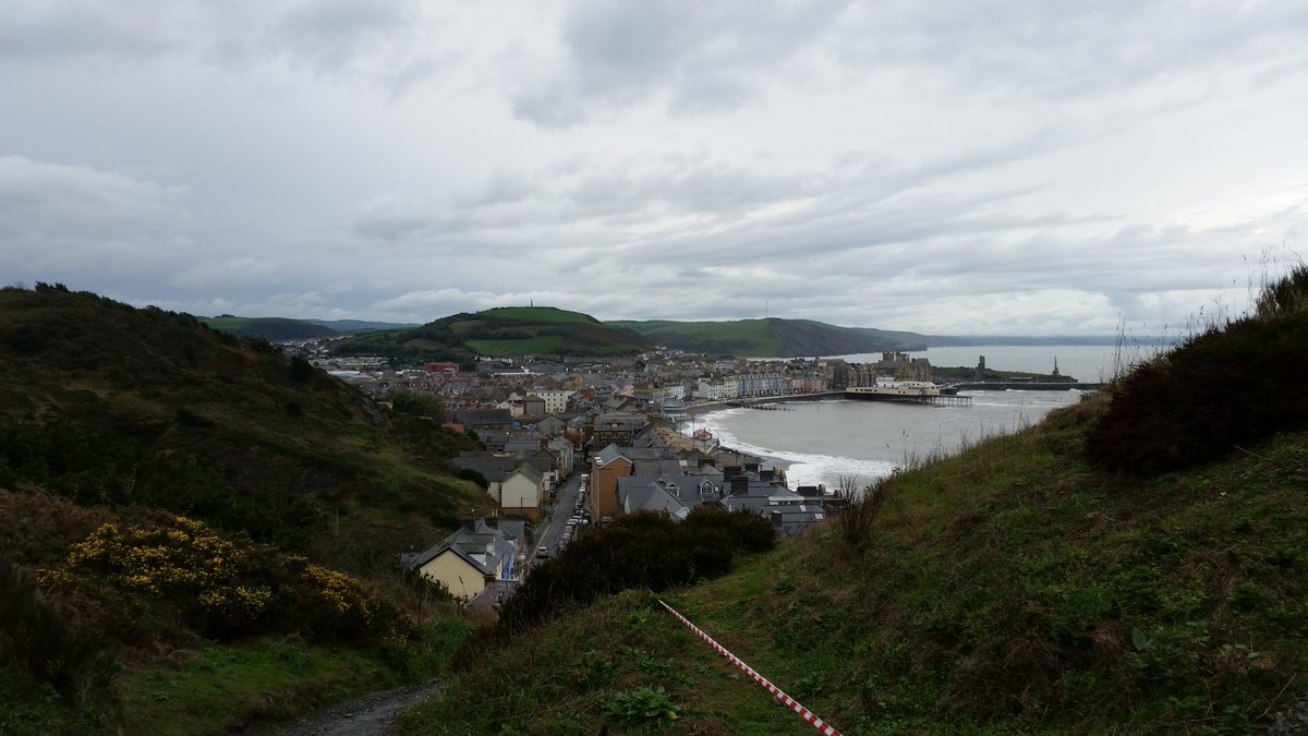 LowriSchiavone's tweet photo. Tawelwch wedi'r storm yn Aberystwyth. Da iawn i'r plant nath Guro Consti bore 'ma #rhedeg #borebraf #CaruAber https://t.co/PADHzXz7HW