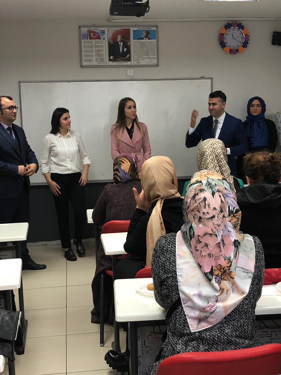 TomurcukEgitim's tweet photo. Tomurcuk Ortaokulu veli toplantısına Tek Grup genel müdürü Özgür Çem ve genel müdür Yardımcısı Çiğdem Köseoğlu katılarak velilerle buluştular. https://t.co/t5JWJ1EG35