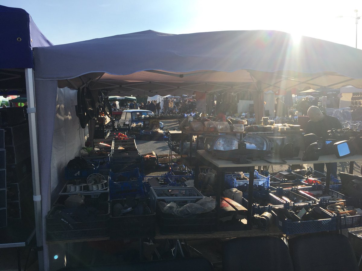 CQPLH's tweet photo. #automedon ça commence dès l’extérieur avec les voitures des particuliers et des stands de pièces détachées et modèles réduits @SalonAutomedon https://t.co/mRzcb7Imdf