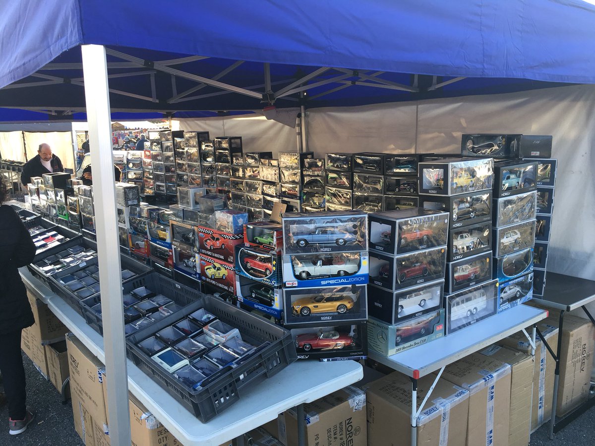 CQPLH's tweet photo. #automedon ça commence dès l’extérieur avec les voitures des particuliers et des stands de pièces détachées et modèles réduits @SalonAutomedon https://t.co/mRzcb7Imdf