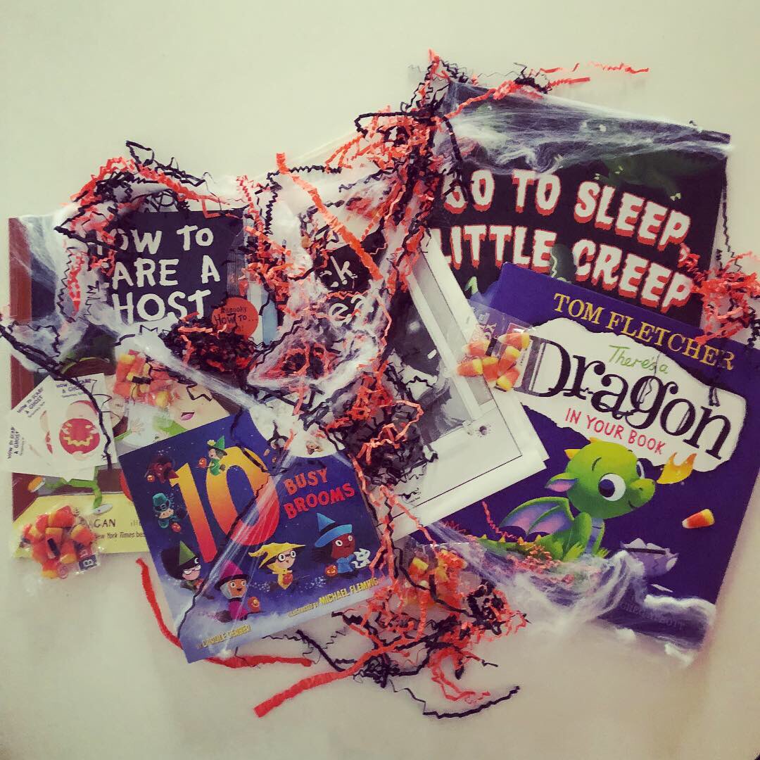 bookgiftblogger's tweet photo. What a spooktastic #bookstagrambookbox from @randomhousekids A bumper crop of perfect reads for #Halloween 🎃 👻 We particularly love #SheMadeAMonster by #lynnfulton &amp; @FelicitaSala #Howtoscareaghost #gotosleeplittlecreep #theresadragoninyourbook #10busybrooms https://t.co/Ai7YY2NveG