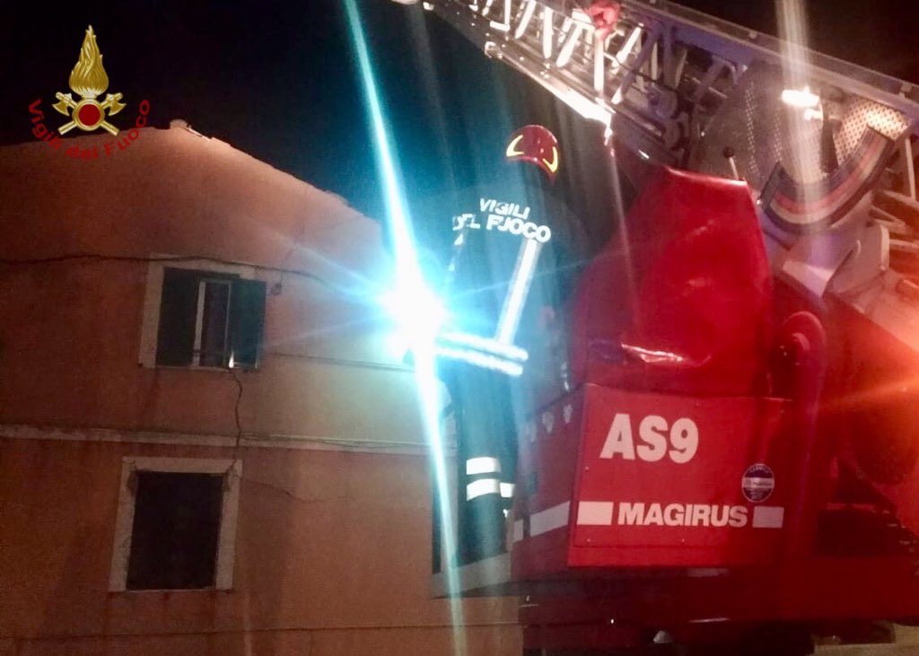 vigilidelfuoco's tweet photo. #Genzano (RM) #14ott, nella notte i #vigilidelfuoco sono intervenuti per l’esplosione e il crollo parziale di un’abitazione: soccorsi un uomo e una donna rimasti coinvolti. Evacuata l’intera palazzina, le squadre hanno svolto verifiche tecniche e la messa in sicurezza dell’area https://t.co/I3rCdeQM5x