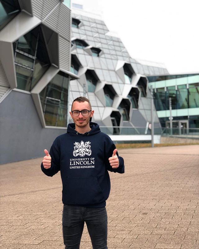 cristianexer's tweet photo. 👨🏽💻 #coventry #unilincoln #hoodie #devlife #developer #webdeveloper #lovephotos #apple 🍎 #macbookpro 💻 #python 🐍 #flask #debugging #programming #programmer #pintag #tweettag https://t.co/6ARku1015v https://t.co/zyIWWKOuRQ