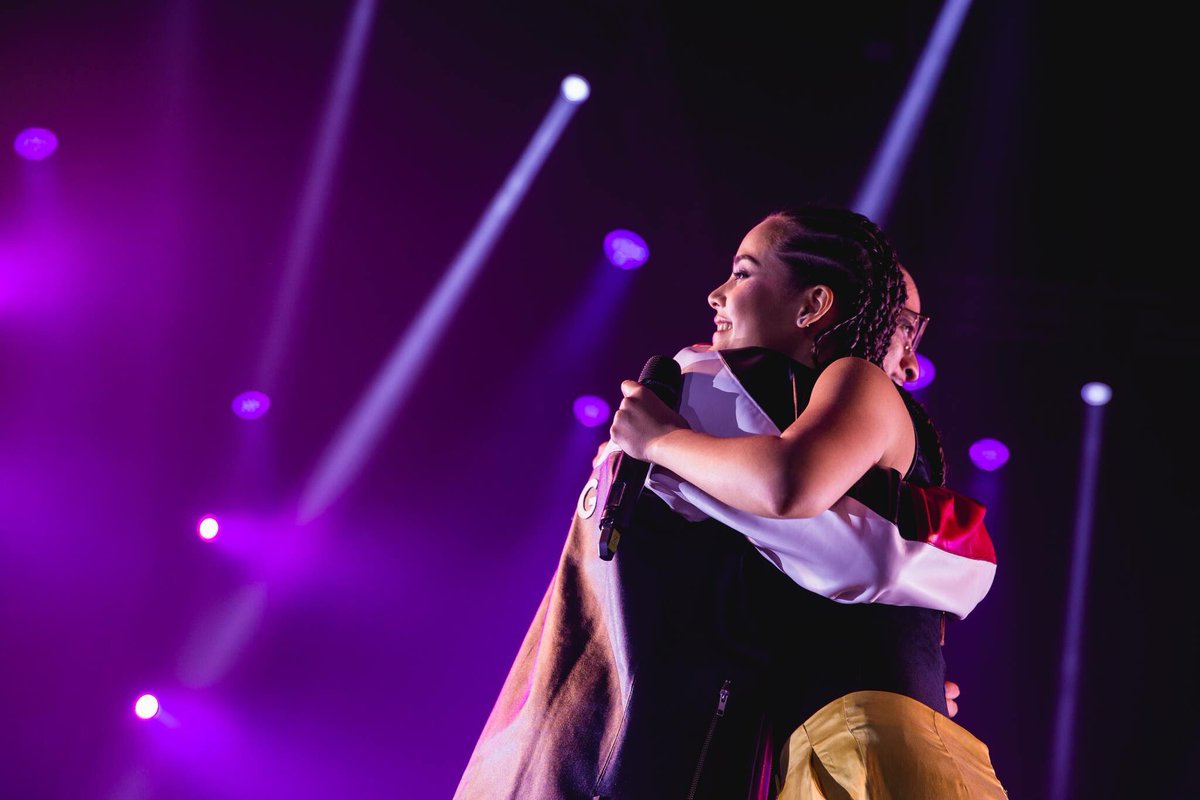 Tonaornaisaifon's tweet photo. รูปสวยๆญ่ากับพี่เวย์จาก FB thaitanium 
#thaitanium #thaitaniumunbreakableconcert 
#ญาญ่า #urassaya https://t.co/8gtQS0HIkv