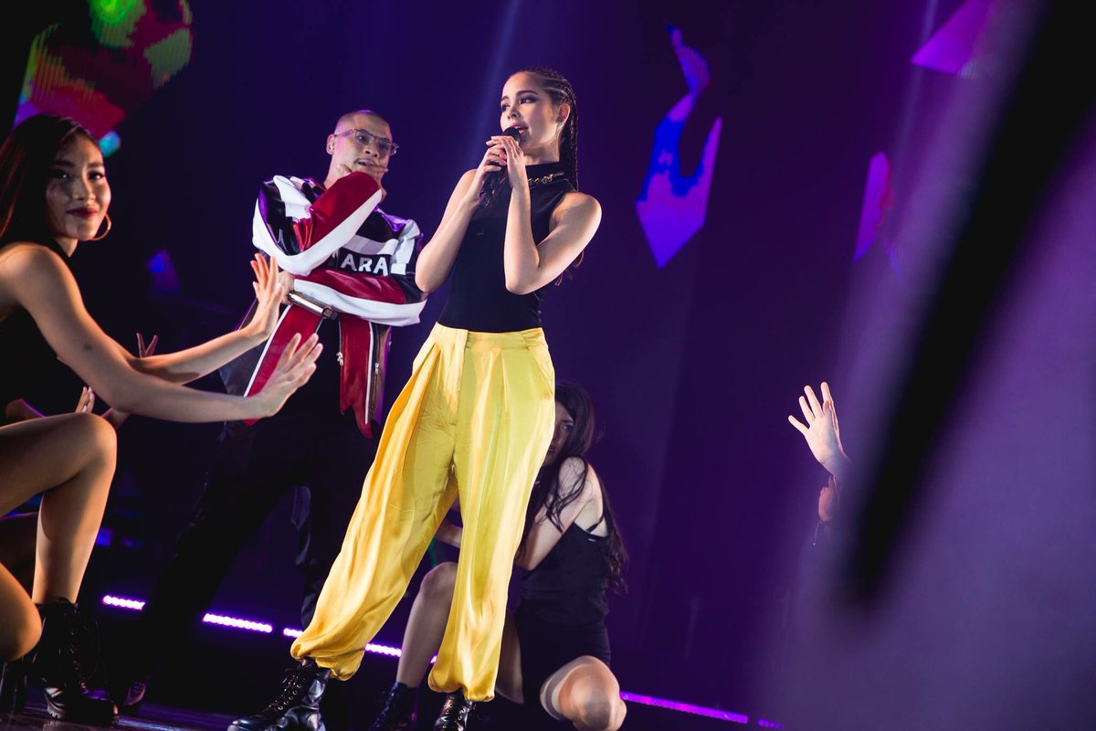 Tonaornaisaifon's tweet photo. รูปสวยๆญ่ากับพี่เวย์จาก FB thaitanium 
#thaitanium #thaitaniumunbreakableconcert 
#ญาญ่า #urassaya https://t.co/8gtQS0HIkv