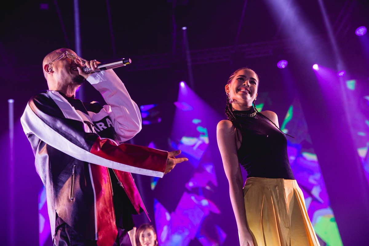 Tonaornaisaifon's tweet photo. รูปสวยๆญ่ากับพี่เวย์จาก FB thaitanium 
#thaitanium #thaitaniumunbreakableconcert 
#ญาญ่า #urassaya https://t.co/8gtQS0HIkv