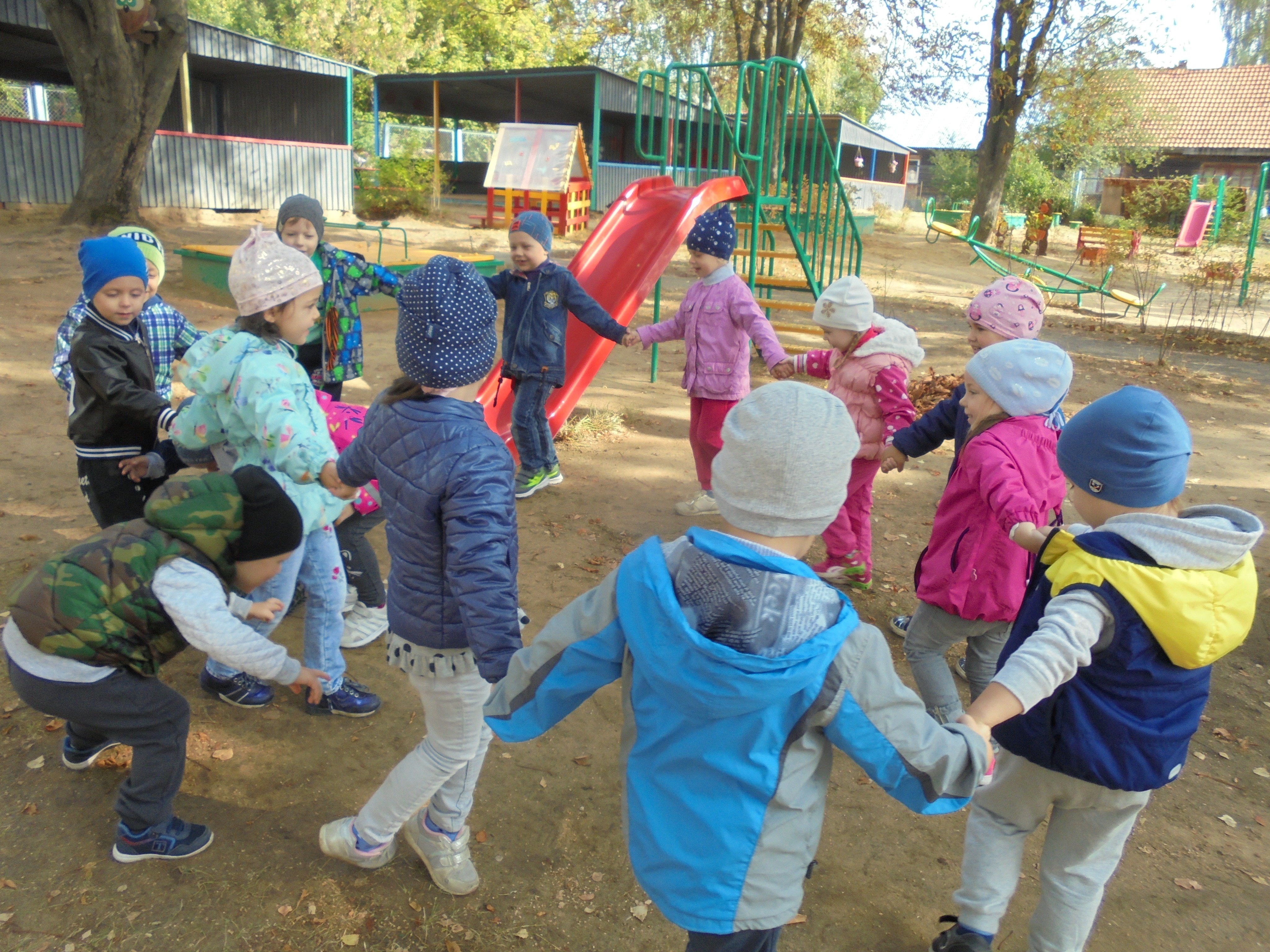 Дети на прогулке в детском саду