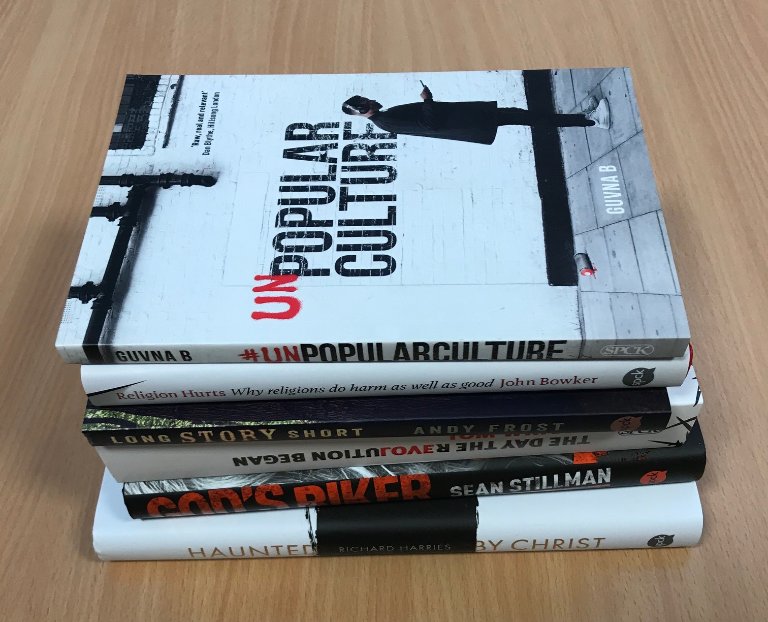 SPCKPublishing's tweet photo. One person who retweets this will win a bundle of books, feat. @seanstillman667 and @andythefrosty!  

Happy Sunday! https://t.co/kaBEfTPLOr