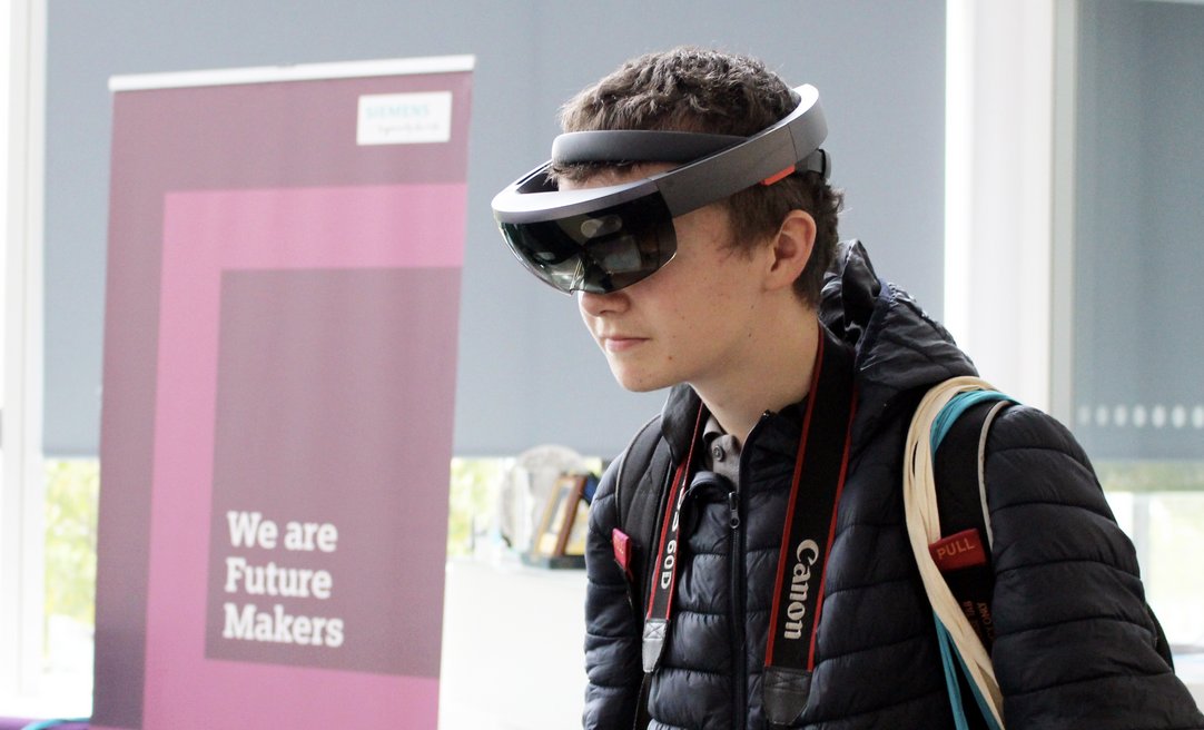 Amazing family #railopenday yesterday <a href="/NTARail/">RailTrainingAcademy</a> <a href="/SiemensUKNews/">Siemens UK</a> <a href="/WestMidsRailway/">WestMidlandsRailway</a> <a href="/bcrre/">BCRRE</a> <a href="/LNRailway/">London Northwestern Railway</a> <a href="/intorail/">Into Rail</a> <a href="/youngrailpro/">YRP</a> thx for inviting us <a href="/rennie1271/">Simon Rennie</a> @William83227308 <a href="/silkethomson/">RollingOnRails</a> <a href="/emmawhitaker/">Emma Whitaker</a> #takeacloserlook #careersinrail #YoE #railweek #nextgen #engineer #mixedreality