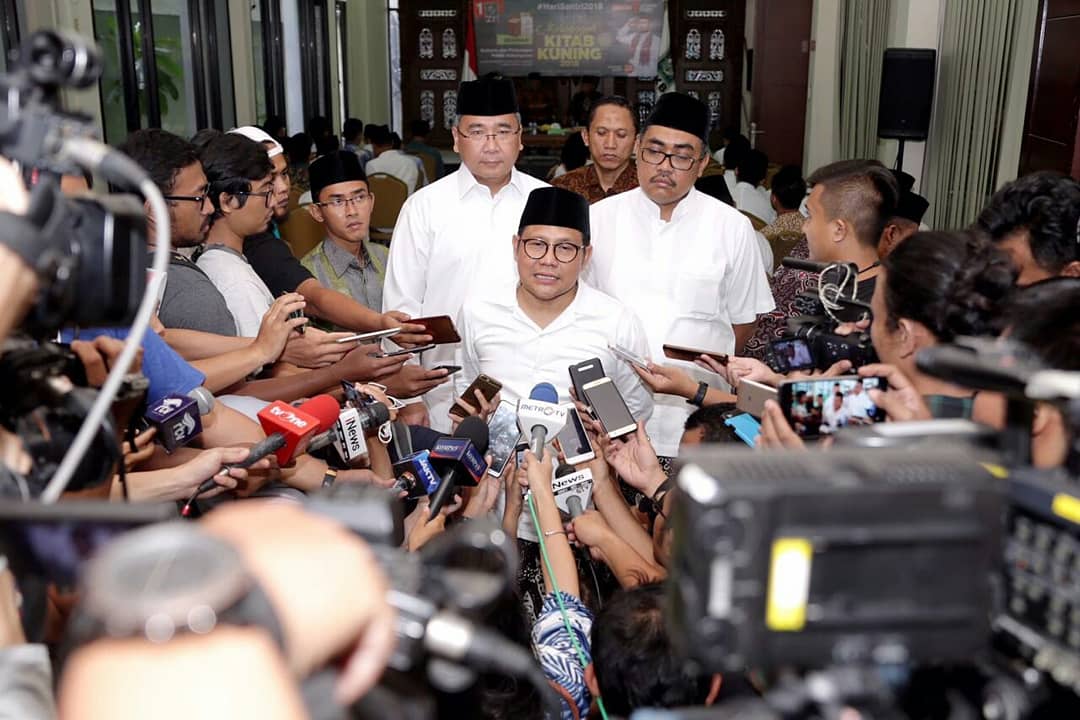 ahmadsyahrikur1's tweet photo. Nyempil dibalakng cak Imin dan disamping Pak Eko Putro PDT #MusabaqohKitabKuningPKB https://t.co/kq6Gekhzub