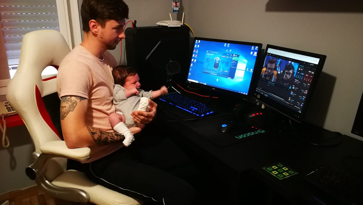 Amstelote00's tweet photo. Con 1 mes casi, ya está viendo lolete del bueno..  #Worlds2018 #WorldsGruposLVP5 https://t.co/nqauh28rzz