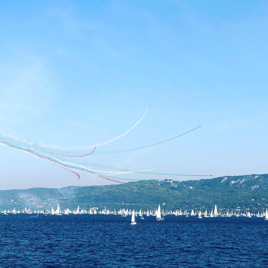 vivafrancy's tweet photo. #Trieste, al via la 50esima edizione di #Barcolana con le mitiche #FrecceTricolori https://t.co/dMQGamo4Pu