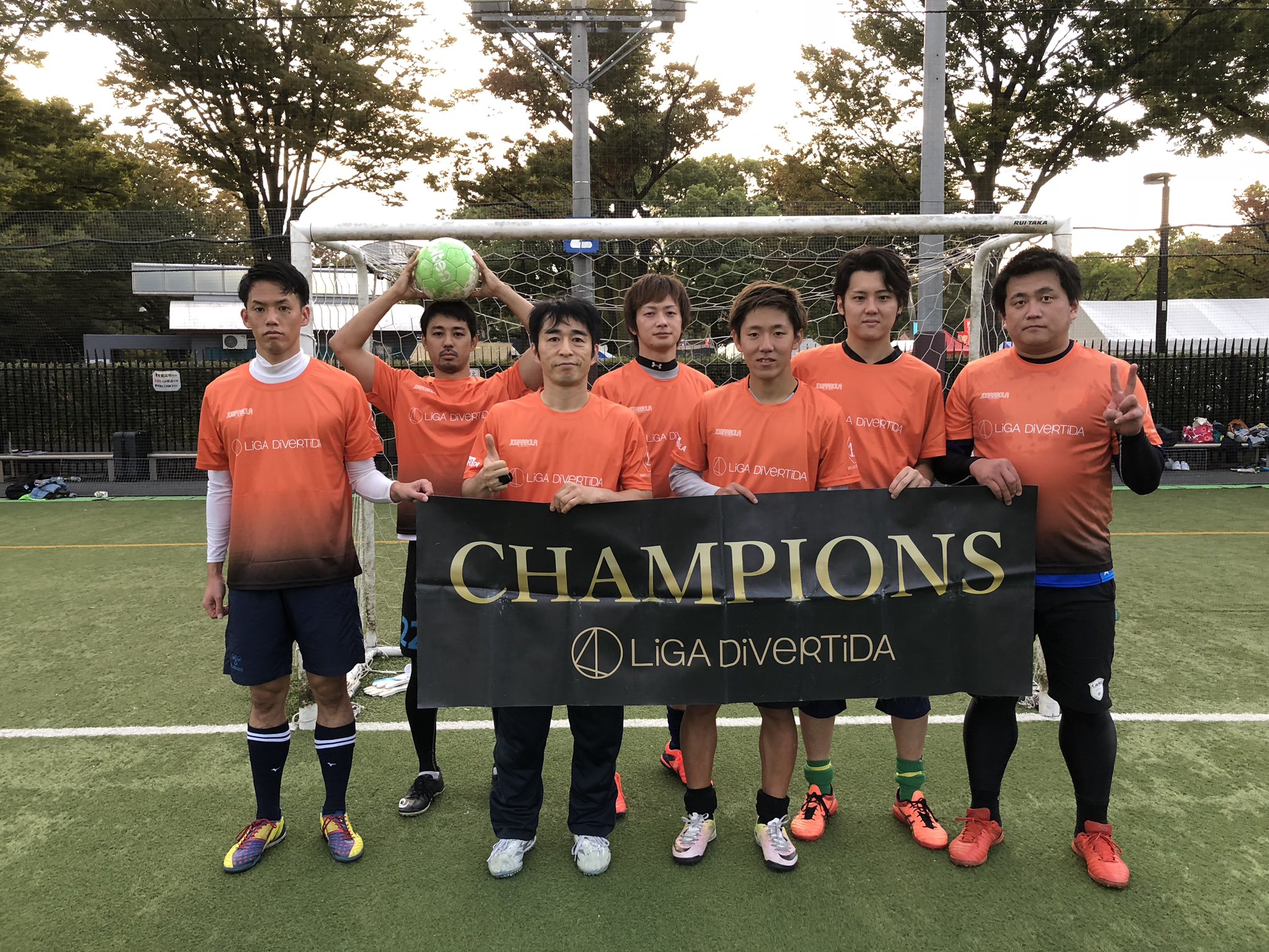 中塚 祐太郎 フットサルの大会に個人参加してきました チームでも参加できるやつです 小さい大会ですが 優勝してユニフォームもらいました 全員ほぼ初対面 フットサル大会 代々木競技場 カルチョ リーガディベルティーダ T Co