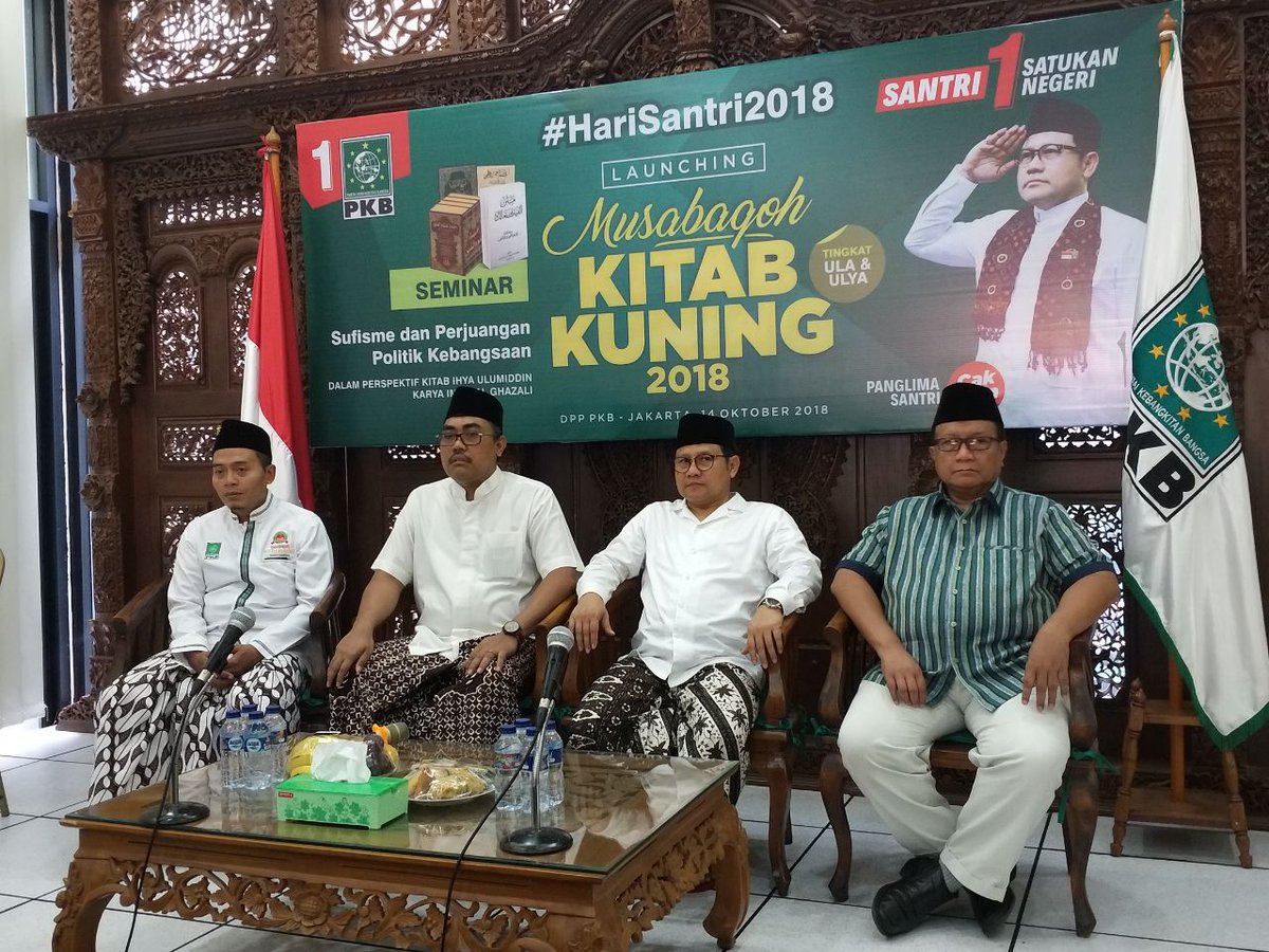 R_GUN4W4N's tweet photo. Sang Pemimpin @cakimiNOW dan Syeh @KHMLuqman Menghadiri Louncing #MusabaqohKitabKuningPKB sebagai Rangkaian Hari Santri 2018 di @DPP_PKB ...π
@hanifdhakiri @EkoSandjojo @KangFathanNow @ninikwafiroh @Jazilul_Fawaid @bambangelf @masbams70 @C1ntaJatim https://t.co/in3pfFskVa