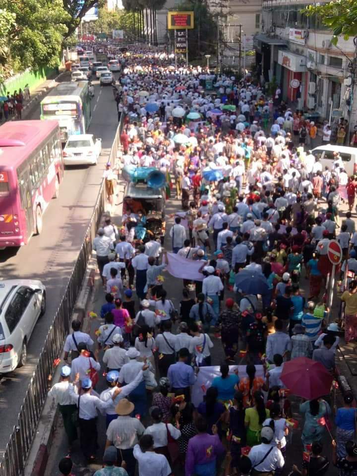ယ​ေန႔ ရန္ကုန္တပ္​မ​ေတာ္​​ေထာက္​ခံပြဲႀကီး
မိုးထိညံ တပ္​မ​ေတာ္​ စစ္​ခ်ီသံ
ျမန္​မာ့တပ္​မ​ေတာ္​ကြ ...ဒုန္​းဒုန္​း...ဒုန္​း။
တပ္မေတာ္ သည္
အမ်ိဳးသားေရး ကို
ဘယ္ေတာ့မွ သစၥာ မေဖာက္
ေသြးခြဲလာသူ ဒို႔ရန္သူ